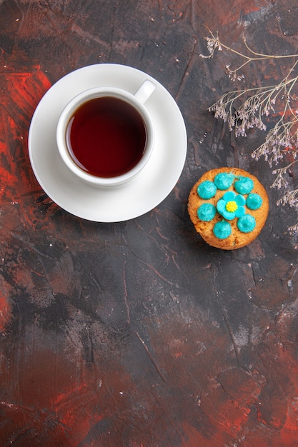 Tazza di tè con i biscotti sul tavolo scuro vista dall'alto