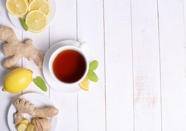 Tazza di tè con ingredienti