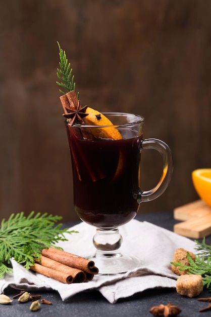 Tazza di tè con limone e cannella sul tavolo