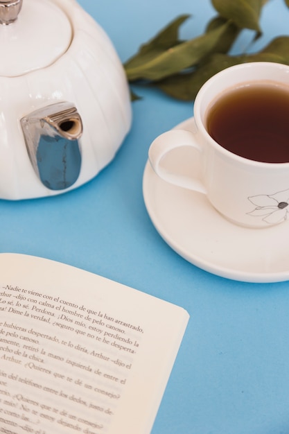 Tazza di tè con teiera e libro