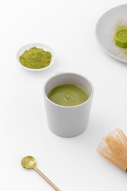 Tazza di tè di matcha del primo piano sul tavolo