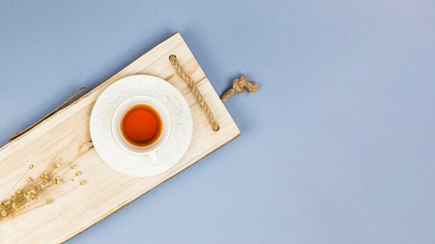 Tazza di tè di vista superiore sul vassoio di legno