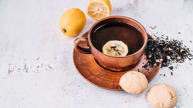 Tazza di tè e limoni rustici di alta vista