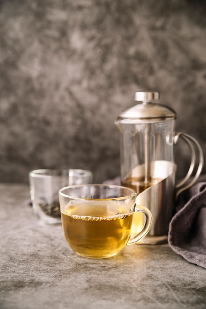 Tazza di tè e smerigliatrice su fondo di marmo