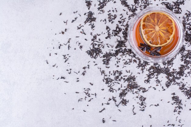 Tazza di tè nero con fetta d'arancia e chiodi di garofano. Foto di alta qualità