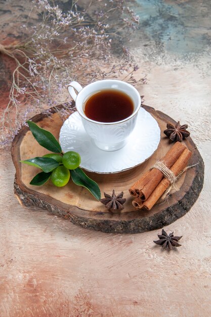 tazza di tè sul pavimento grigio