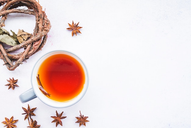 Tazza di tè tra ramoscello