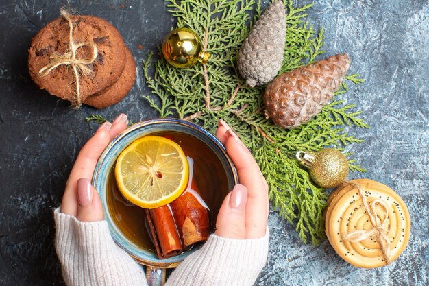 Tazza di tè vista dall'alto con biscotti dolci e coni su sfondo scuro chiaro