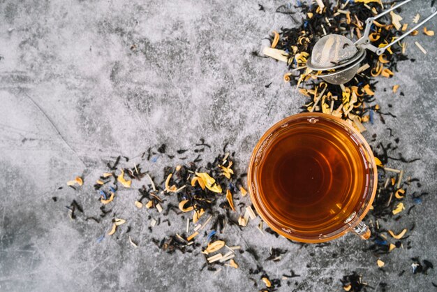 Tazza di tè vista dall'alto con infusore su sfondo di marmo