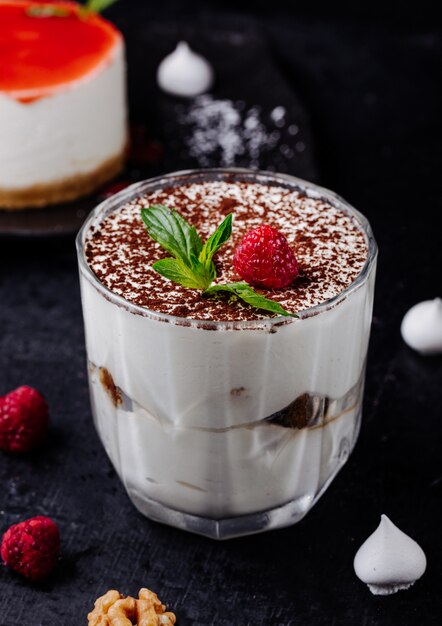 Tazza di tiramisù al cacao in polvere e lampone alla menta.