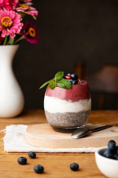 Tazza di vetro di delizioso dessert brasiliano acai