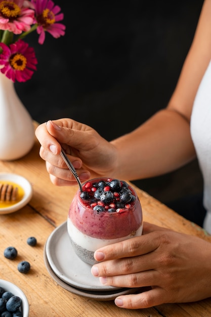 Tazza di vetro di delizioso dessert brasiliano acai