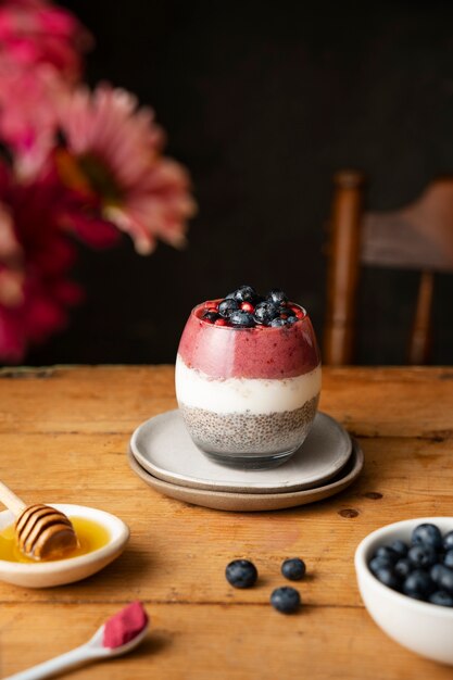 Tazza di vetro di delizioso dessert brasiliano acai