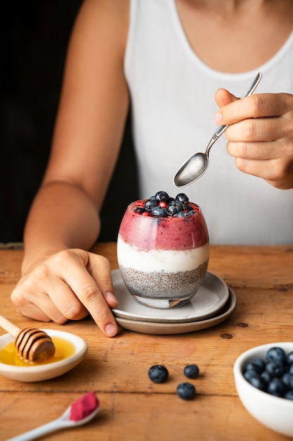 Tazza di vetro di delizioso dessert brasiliano acai