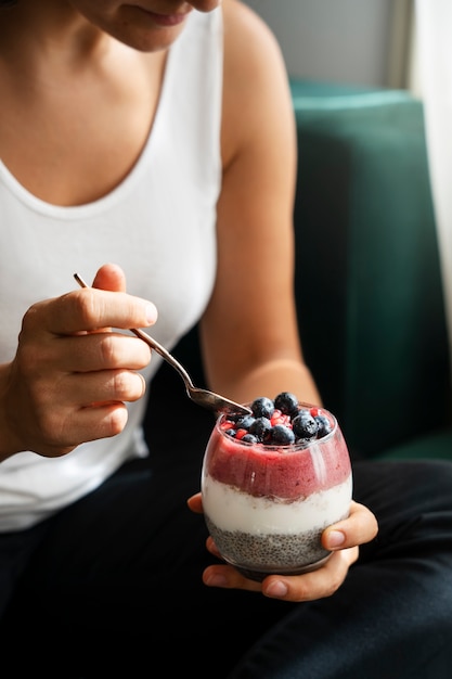 Tazza di vetro di delizioso dessert brasiliano acai