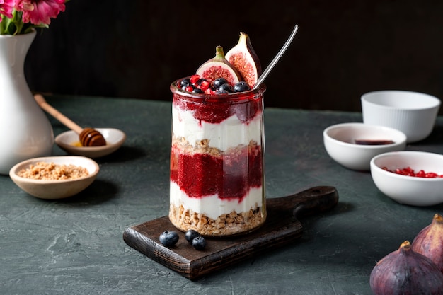 Tazza di vetro di delizioso dessert brasiliano acai