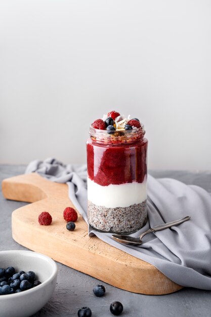 Tazza di vetro di delizioso dessert brasiliano acai