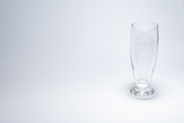 Tazza di vetro tradizionale su superficie bianca