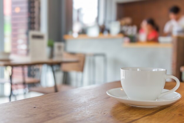 Tazza e piattino sul tavolo in legno