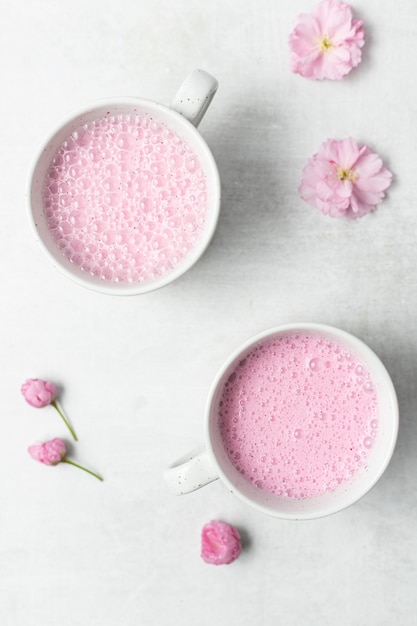 Tazza in ceramica bianca e rosa con liquido rosa