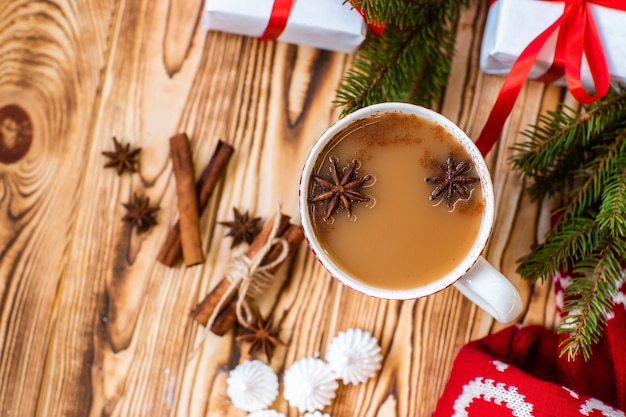 Tazza natalizia di cioccolata calda su superficie in legno