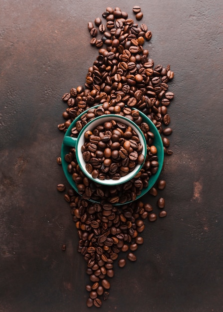 Tazza piena di chicchi di caffè tostati