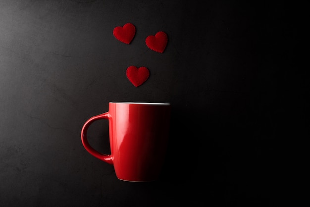 Tazza rossa con cuore, concetto di San Valentino