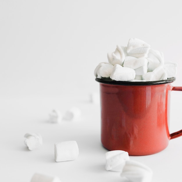 Tazza rossa piena di marshmallows