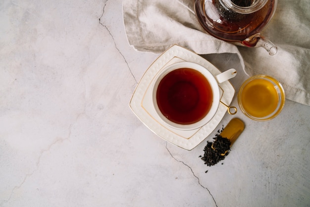 Tazza saporita di tè con il fondo dello spazio della copia