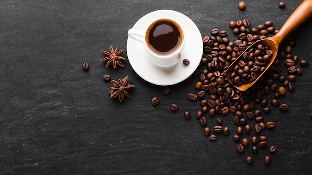 Tazza vista dall'alto circondata da chicchi di caffè