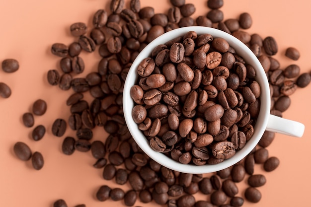 Tazza vista dall'alto con chicchi di caffè biologici