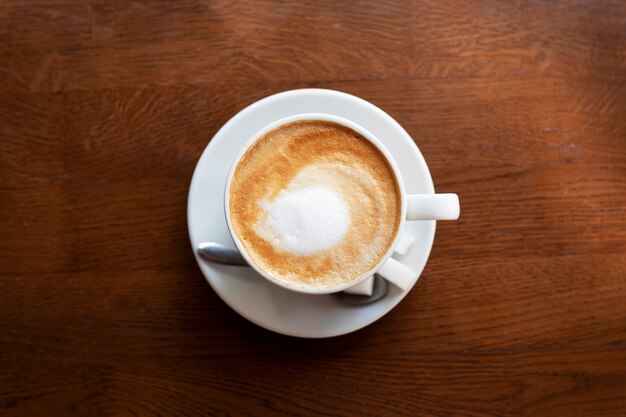 Tazza vista dall'alto con delizioso caffè sul tavolo