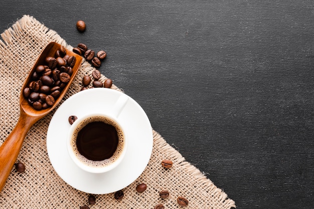 Tazza vista dall'alto piena di caffè nero