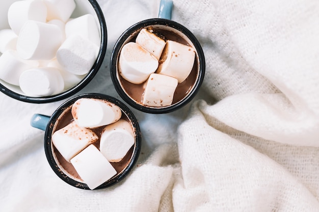 Tazze con cioccolata calda e marshmallow sul tavolo