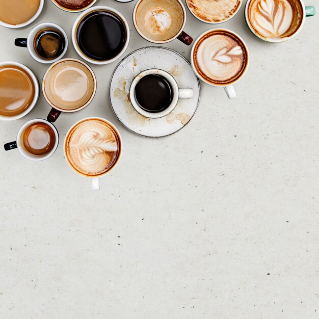 Tazze da caffè su uno sfondo beige chiaro con spazio di copia