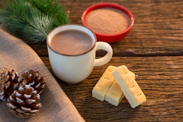 Tazze di caffè con torrone e pigne