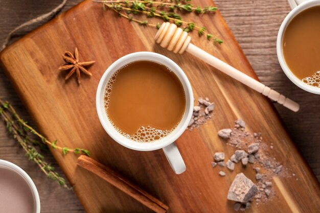 Tazze di caffè di vista superiore sul bordo di legno