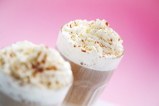 Tazzine da caffè con caramello e panna montata