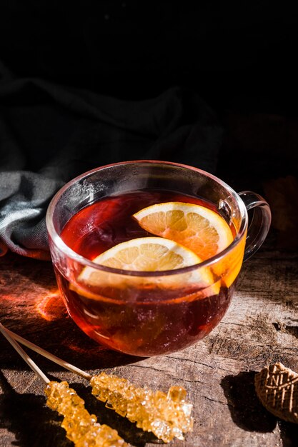 Tè ad angolo alto con fette di limone