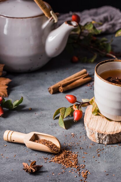 Tè ad angolo alto in tazza con zucchero cristallizzato e cannella