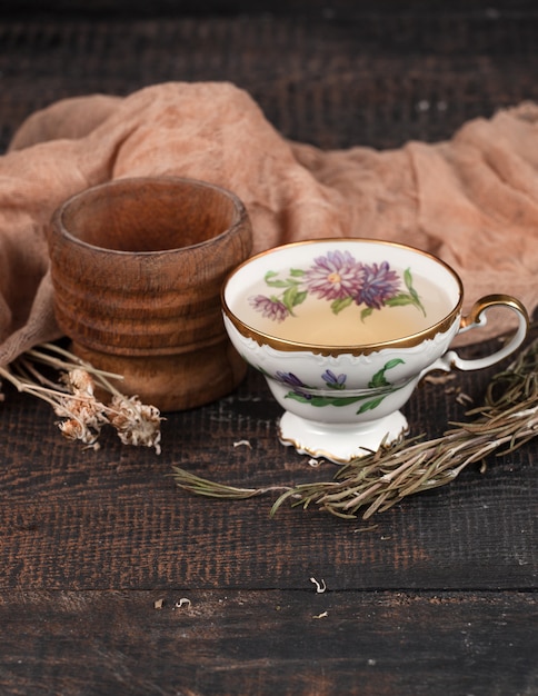 Tè al limone e fiori secchi sul tavolo