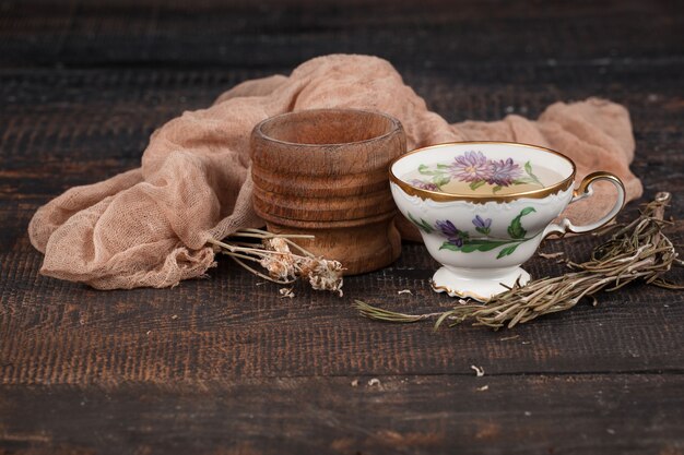 Tè al limone e fiori secchi sul tavolo