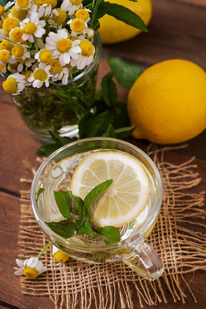 Tè alla camomilla con limone e menta. Tè alle erbe. Menu dietetico. Nutrizione appropriata.