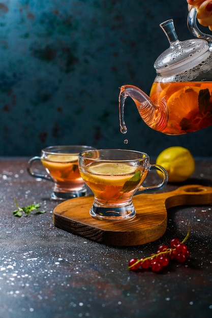 Tè alla frutta e ai frutti di bosco fatti in casa con menta.