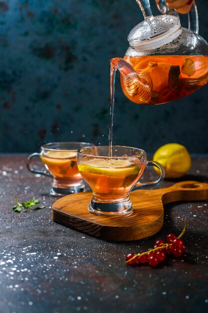 Tè alla frutta e ai frutti di bosco fatti in casa con menta.