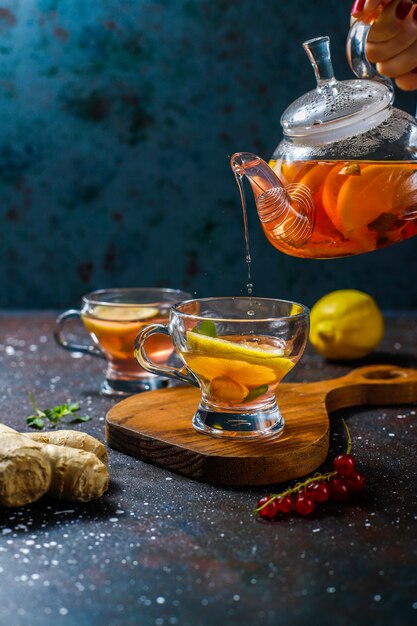 Tè alla frutta e bacche fatti in casa con menta.