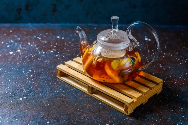 Tè alla frutta e bacche fatti in casa con menta.