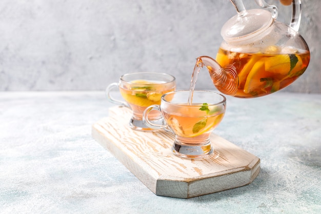 Tè alla frutta e bacche fatti in casa con menta.