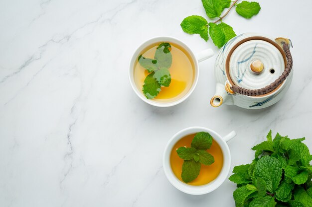 Tè alla menta in vetro pronto da bere