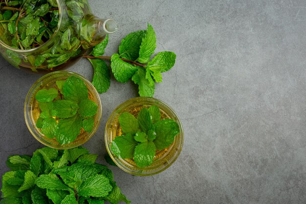 Tè alla menta in vetro pronto da bere